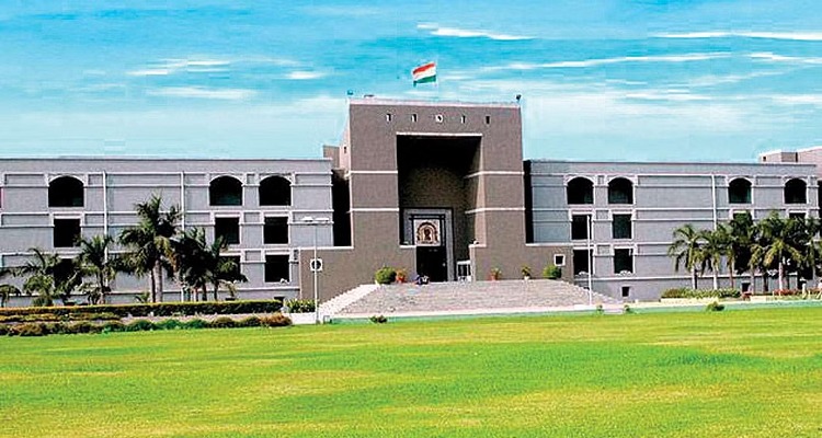 10 1 1 ગુજરાત હાઈકોર્ટે 12 વર્ષીય સગીરાના ગર્ભપાતની આપી મંજૂરી, રાજ્ય સરકારને 2.5 લાખ ચૂકવવાનો આદેશ