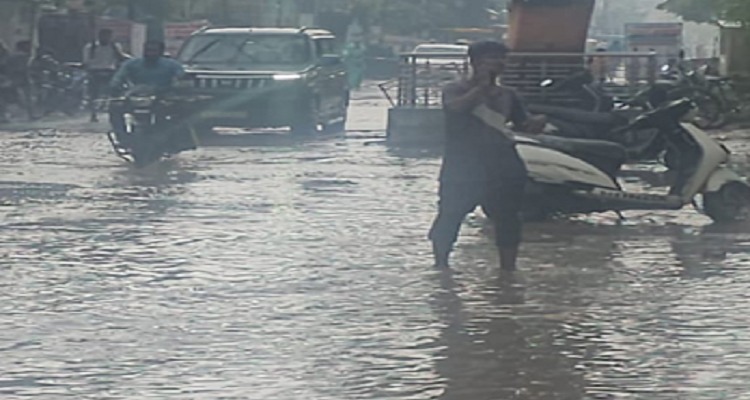 2 2 9 ગુજરાતમાં વરસાદને લઇને રેડ અલર્ટ,આવતીકાલે પણ ભારે વરસાદની આગાહી