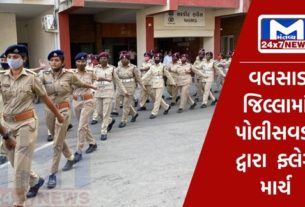 Flag march within the city by Valsad District Police Station