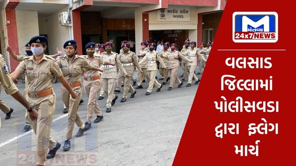 Flag march within the city by Valsad District Police Station