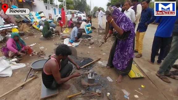 Rajasthani blacksmith families in Nalkantha rural area engaged making agricultural implements નળકાંઠા ગ્રામ્ય વિસ્તારમાં રાજસ્થાની લુહારીયા પરિવારો ખેતી ઓજાર બનવવા કામે લાગ્યા