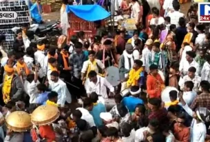 devotees gather in Poonam fair at Bhadrava Dev Bhathiji Maharaj s temple tilakwada ભાદરવા દેવ ભાથીજી મહારાજના મંદિરે પૂનમના મેળામાં લાખોની સંખ્યામાં ભક્તો ઉમટી પડ્યા