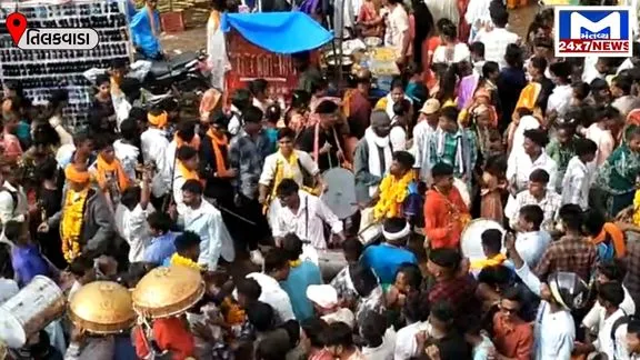 devotees gather in Poonam fair at Bhadrava Dev Bhathiji Maharaj s temple tilakwada ભાદરવા દેવ ભાથીજી મહારાજના મંદિરે પૂનમના મેળામાં લાખોની સંખ્યામાં ભક્તો ઉમટી પડ્યા