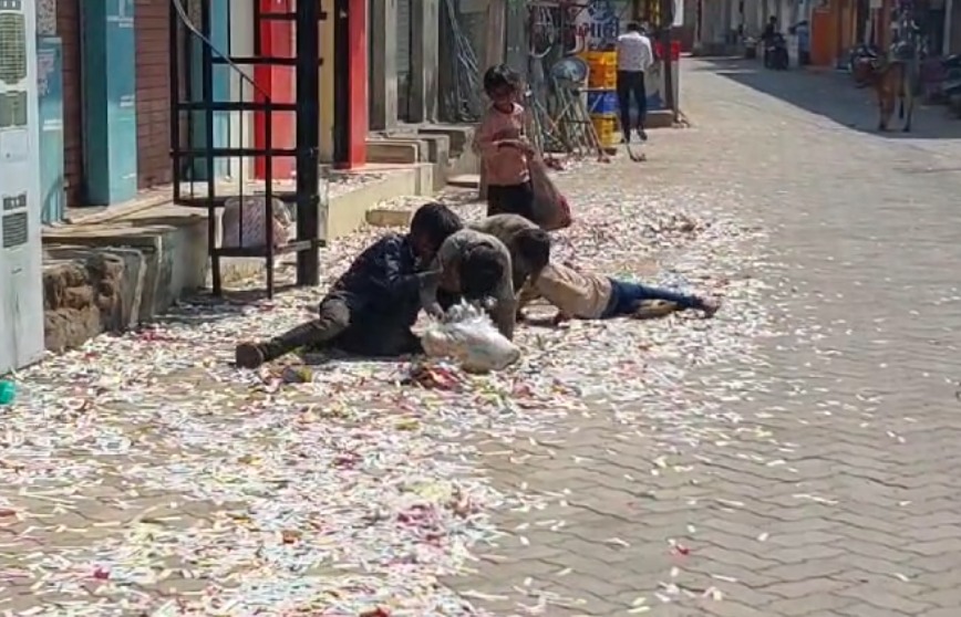 WhatsApp Image 2024 02 29 at 4.44.50 PM વડિયામાં લગ્નસરાની મોસમમાં ફટાકડાથી કચરાઓનો ઢગલો જોવા મળ્યો