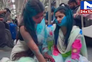 YouTube Thumbnail 24 2 મેટ્રોમાં યુવતીઓએની આપત્તિજનક હરકતોથી લોકો DMRC પર થયા નારાજ