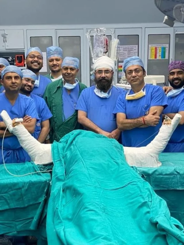 delhi-hospital-hand-transplant-painter-ganga-ram_1709721826097_1709721836787