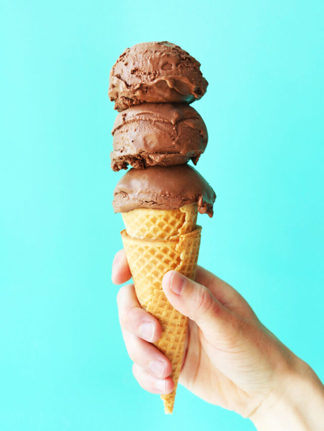 THE-BEST-Vegan-Chocolate-Ice-Cream-SO-creamy-rich-and-easy-to-make-vegan-glutenfree-icecream-dessert-chocolate-recipe-summer