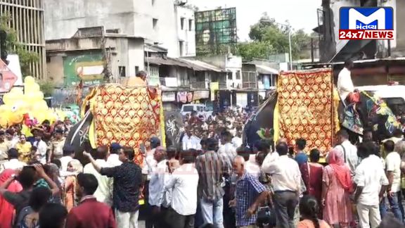 Copy of પીએમ સુનક તેમની પત્ની અક્ષતા મૂર્તિ સાથે પહોંચ્યા હતા મંદિર 2024 07 07T105534.817 સીએમની પહિન્દવિધિ સાથે અમદાવાદમાં 147મી રથયાત્રાનો ભાવપૂર્વક પ્રારંભ, શ્રદ્ધાળુઓ ઉમટ્યા...