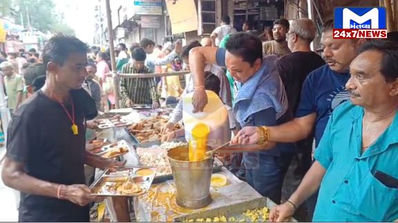 Copy of પીએમ સુનક તેમની પત્ની અક્ષતા મૂર્તિ સાથે પહોંચ્યા હતા મંદિર 2024 07 07T122119.779 સીએમની પહિન્દવિધિ સાથે અમદાવાદમાં 147મી રથયાત્રાનો ભાવપૂર્વક પ્રારંભ, શ્રદ્ધાળુઓ ઉમટ્યા...