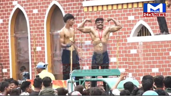 Copy of પીએમ સુનક તેમની પત્ની અક્ષતા મૂર્તિ સાથે પહોંચ્યા હતા મંદિર 2024 07 07T122324.687 સીએમની પહિન્દવિધિ સાથે અમદાવાદમાં 147મી રથયાત્રાનો ભાવપૂર્વક પ્રારંભ, શ્રદ્ધાળુઓ ઉમટ્યા...