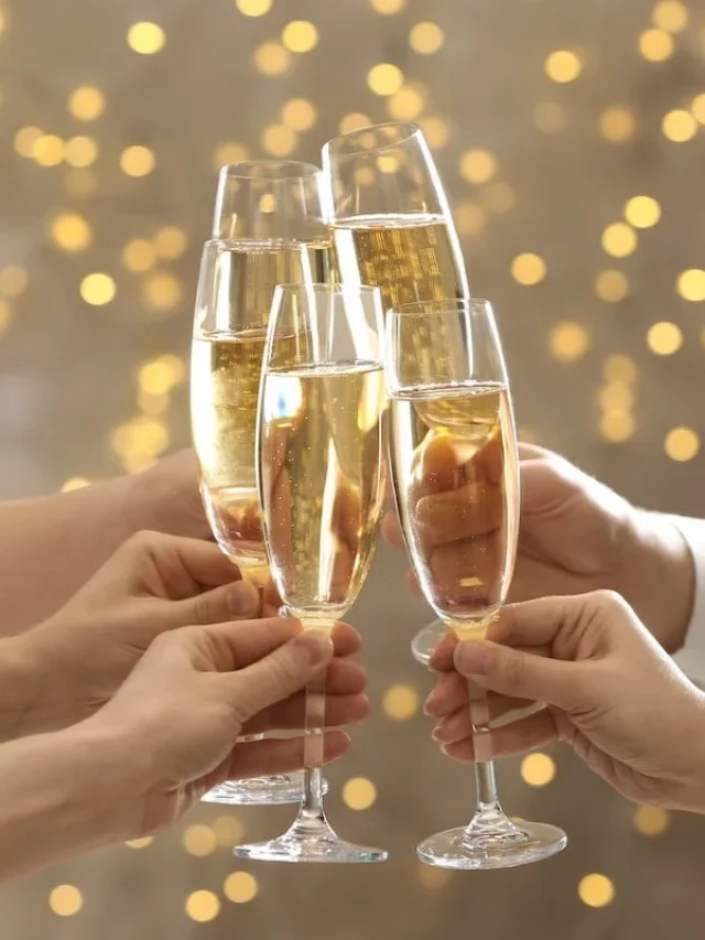 Cheers-Champagne-New-Years-as_262292829