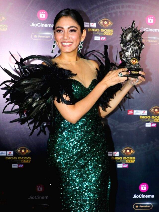 big-boss-winner-sana-makbul-poses-with-the-trophy-1763500