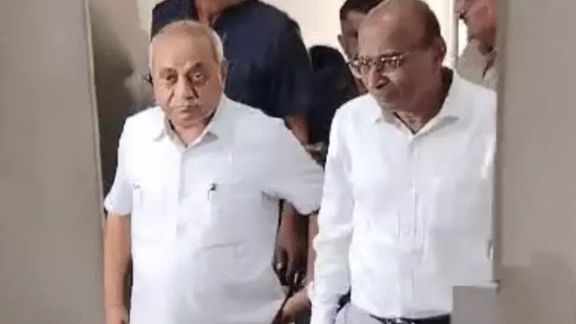 Copy of પીએમ સુનક તેમની પત્ની અક્ષતા મૂર્તિ સાથે પહોંચ્યા હતા મંદિર 2024 11 12T134908.203 1 વગર બીમારીએ દર્દીઓનું કર્યું ઓપરેશન! ખ્યાતી હોસ્પિટલ અંગે નીતિન પટેલનું મોટું નિવેદન આવ્યું સામે