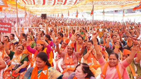 BJPની નવી પ્રદેશ કારોબારમાં ઉત્તર-દક્ષિણ ગુજરાત કપાતા વિવાદ સર્જાયો છે.