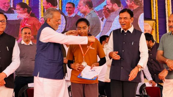 વિજેતા ખેલાડીઓ અને ટીમોને પ્રમાણપત્ર ટ્રોફી અને મેડલ અર્પણ કરી સન્માનિત કરવામાં આવ્યાં હતાં