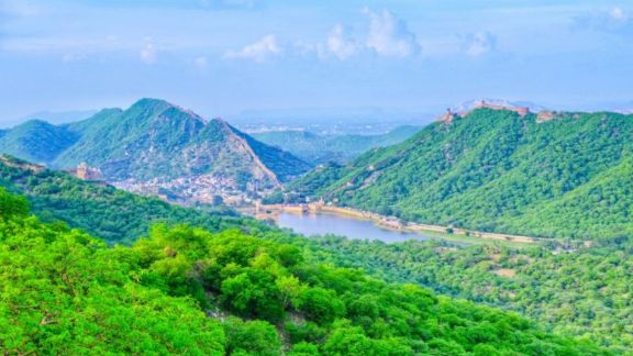 અરવલ્લી (Aravalli) પર્વતમાળા માત્ર પથ્થરો અને ડુંગરોની શ્રેણી નથી