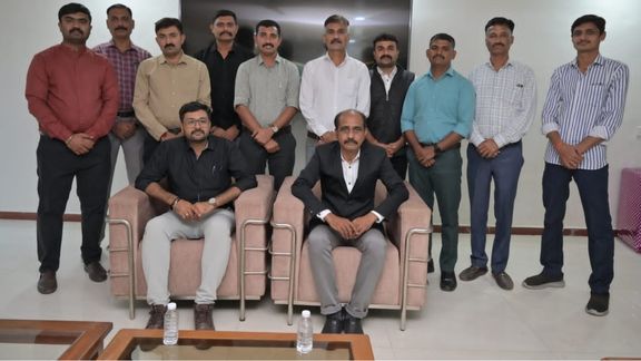 પોલીસભવન ખાતે નિવૃત સોલંકીને PRO શાખા દ્વારા ભાવભરી વિદાય આપવામાં આવી હતી