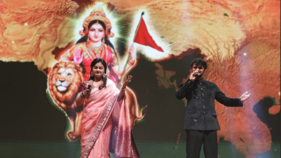 વડાપ્રધાન નરેન્દ્ર મોદીના બાળપણથી લઈને રાષ્ટ્રનિર્માણની યાત્રા સુધીના વિવિધ પડાવોને સંગીત, નૃત્ય, નાટ્ય અને આધુનિક મલ્ટિમીડિયા માધ્યમ દ્વારા અસરકારક રીતે રજૂ કરવામાં આવ્યા