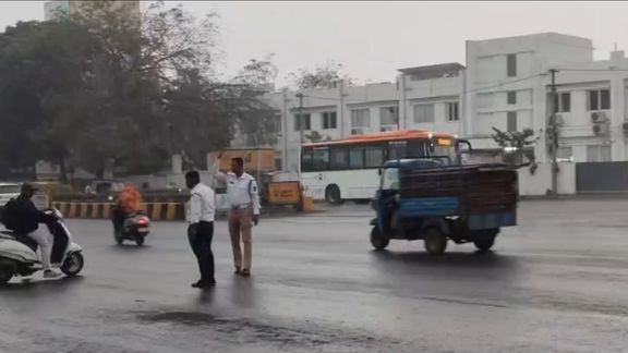 રાજકોટમાંપવન સાથે વરસાદ પડ્યો