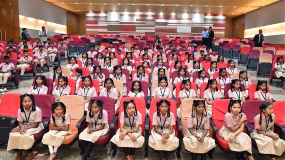 વનવાસી વિદ્યાર્થીઓ (forest student) શૈક્ષણિક પ્રવાસ દરમિયાન ગાંધીનગર આવ્યા હતા