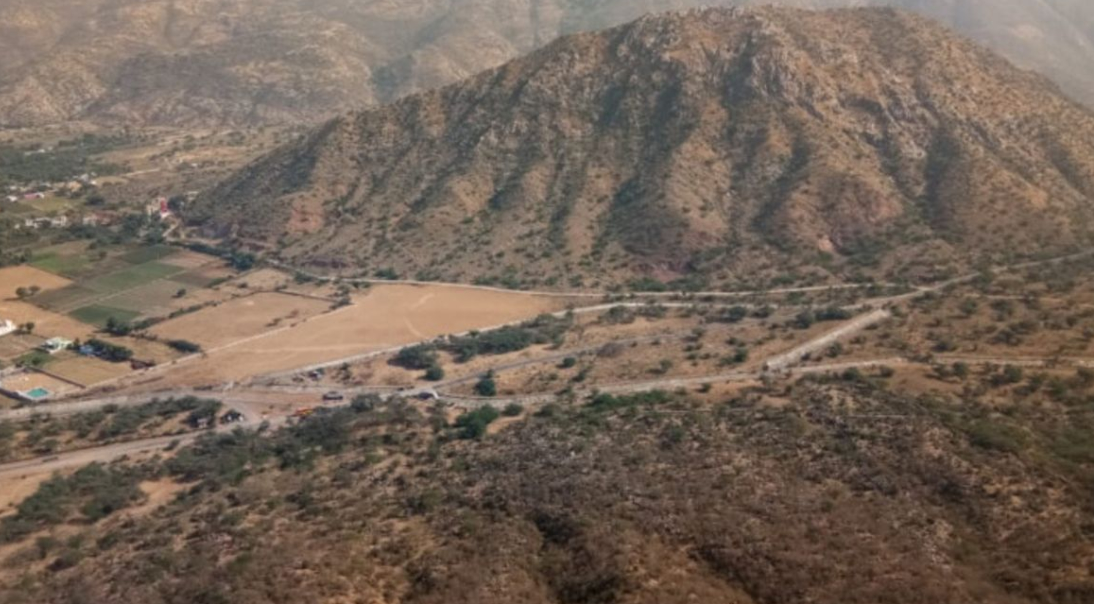 અરવલ્લી ટેકરી (Aravalli Hills)ના છે. જોકે, ઉત્તર પ્રદેશની સરહદમાં અહીં બહુ ઓછા પર્વતો દેખાય છે.