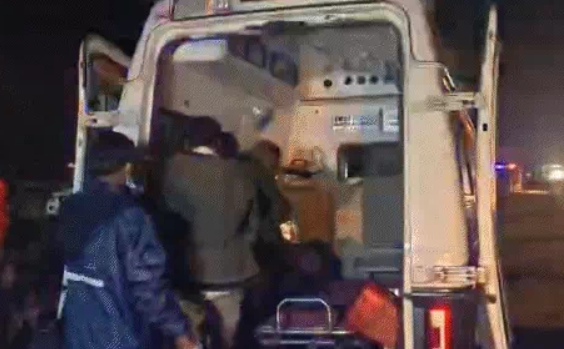 અકસ્માત (Accident)માં બસ પલટી ગઈ અને રસ્તાની બીજી બાજુ ધસડાઈ 