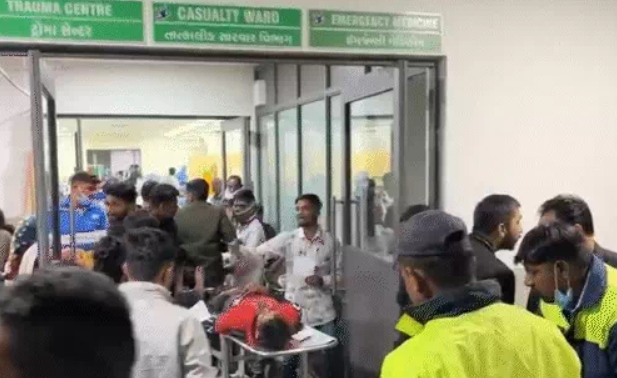 અકસ્માત (Accident)માં બસ પલટી ગઈ અને રસ્તાની બીજી બાજુ ધસડાઈ 
