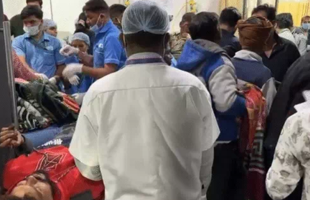 અકસ્માત (Accident)માં બસ પલટી ગઈ અને રસ્તાની બીજી બાજુ ધસડાઈ 