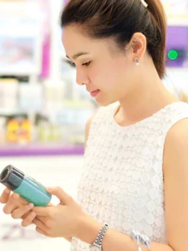 o-TEEN-GIRL-SHOPPING-FOR-MAKEUP-facebook_grande