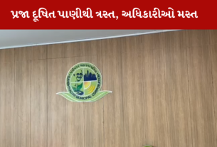 Gandhinagarની પ્રજા દૂષિત પાણીથી ત્રસ્ત છે તો મનપાના અધિકારીઓ ક્રિકેટની મજા લેવામાં વ્યસ્ત છે.