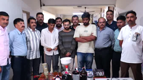 Surat SOGએ કરેલી કાર્યવાહીના પગલે MD ડ્રગ્સના કૌભાંડનો પર્દાફાશ થયો છે.