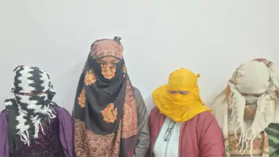 પ્રયાગરાજમાં એક IAS અધિકારીના ઘરમાં સેક્સ રેકેટ ચાલી રહ્યું હતું. રવિવારે પોલીસ દરોડા દરમિયાન ચાર છોકરીઓ અને પાંચ છોકરાઓ આપત્તિજનક સ્થિતિમાં ઝડપાયા હતા.