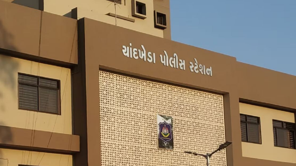 Ahmedabadમાં મામા ભાણેજે સંબંધો શર્મસાર કરતાં સગીરાની સાથે દુષ્કર્મ કર્યુ હતું.
