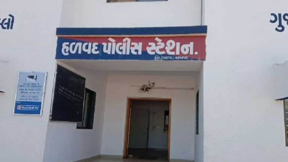 Halvadમાં ખાતરની ચોરી કરનારા આરોપીઓ સામે ફરિયાદ દાખલ થઈ છે.