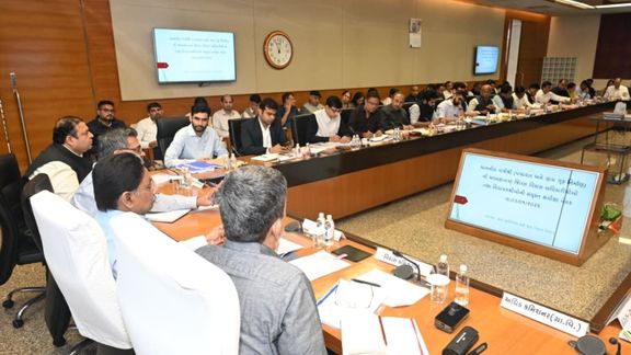 ગ્રામીણ વિસ્તારોમાં રોડ, પાણી અને ગટરના કામોની સમીક્ષા કરતા તેમણે જણાવ્યું હતું કે, ટુકડે-ટુકડે ગટર બનાવવાને બદલે એક સંકલિત ગટર વ્યવસ્થા ઊભી કરવી.