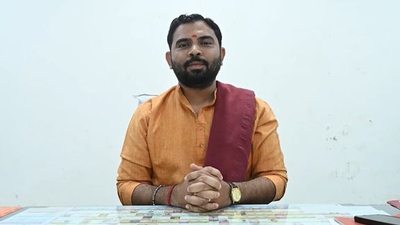 શિક્ષણકાર્યની જવાબદારી નિભાવતા મિલન પંડ્યા કહે છે કે, વર્ષો જૂની સંસ્કૃત પાઠશાળા વડાપ્રધાન નરેન્દ્ર મોદીની દીર્ધદ્રષ્ટિથી વિસ્તાર પામી છે