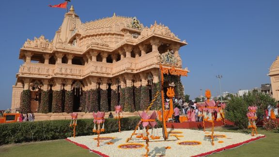 ભગવાન સોમનાથ (Somnath) માટે ખાસ કશ્મીરથી કેસરના ફૂલો અને હરિદ્વારથી ગંગાજળ પણ લાવવામાં આવતું હતું