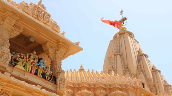 મંદિરના શિખર પર સ્થાપિત સુવર્ણ ધ્વજ દંડ અને તેની સાથે જોડાયેલું ત્રિશૂળ વગેરે સોમનાથની પુન:ર્જીવિત થયેલી વૈભવતાની સાક્ષી પૂરી રહ્યા છે