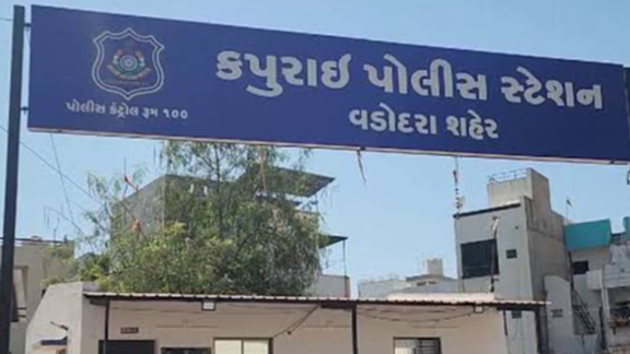 વડોદરામાં છ વર્ષની બાળકી પર દુષ્કર્મનો પ્રયાસ થતાં શહેરમાં આક્રોશ છે.