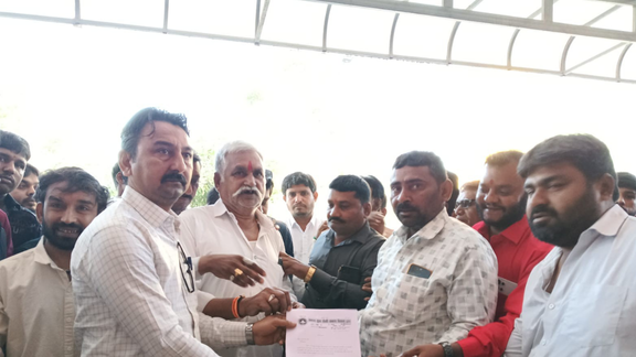 નવનીત બાલધિયાને ન્યાય અપાવવા માટે હવે કોળી સમાજના વકીલોએ ઝંપલાવ્યુ છે. તેઓ તેમની રાહે આ ન્યાયની લડત લડશે