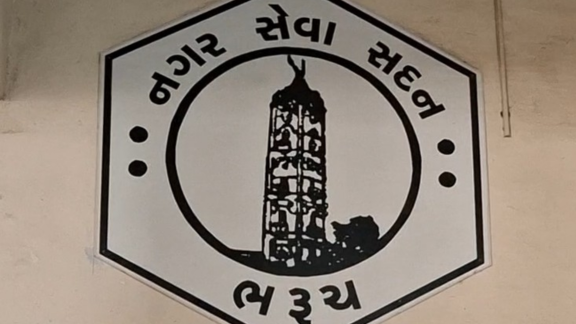 ભરૂચમાં ગેરકાયદે દરગાહ (Shrine)નું તંત્રએ કર્યુ ડિમોલિશન