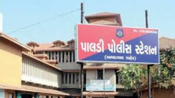અમદાવાદના ડોક્ટરને બ્લેકમેઇલ (Blackmail) કરનારો ઝડપાયો