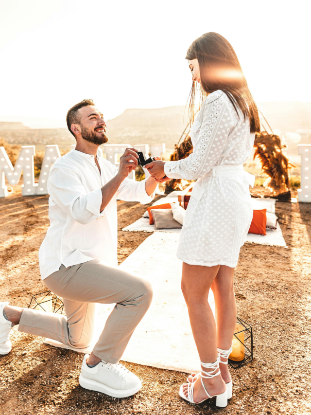 Why do you have to kneel when proposing? Know the secret behind this!