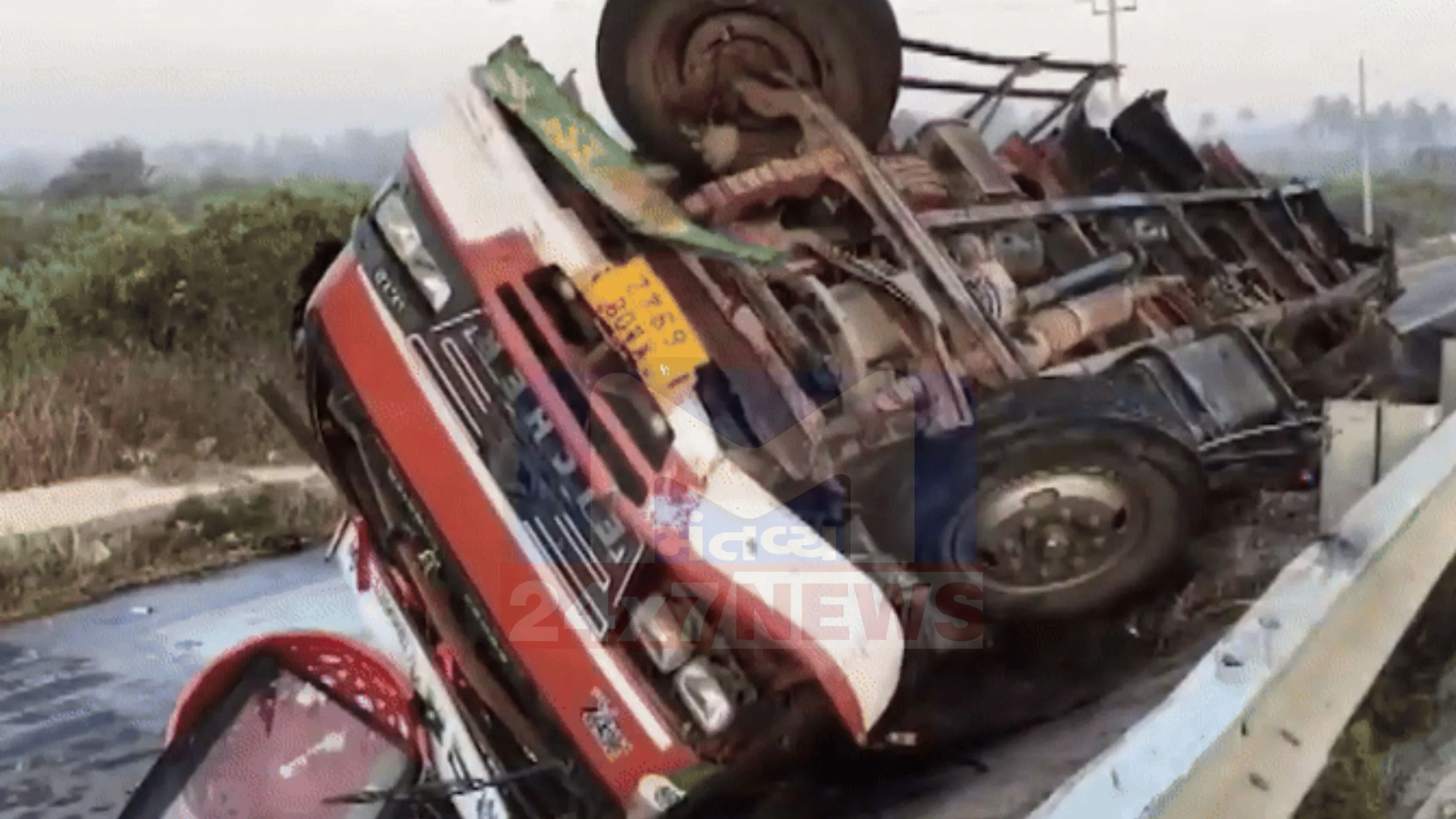ઓટો રિક્ષા પણ આ સાંકળ અકસ્માત (Car Canter Accident)માં સપડાઈ ગઈ.