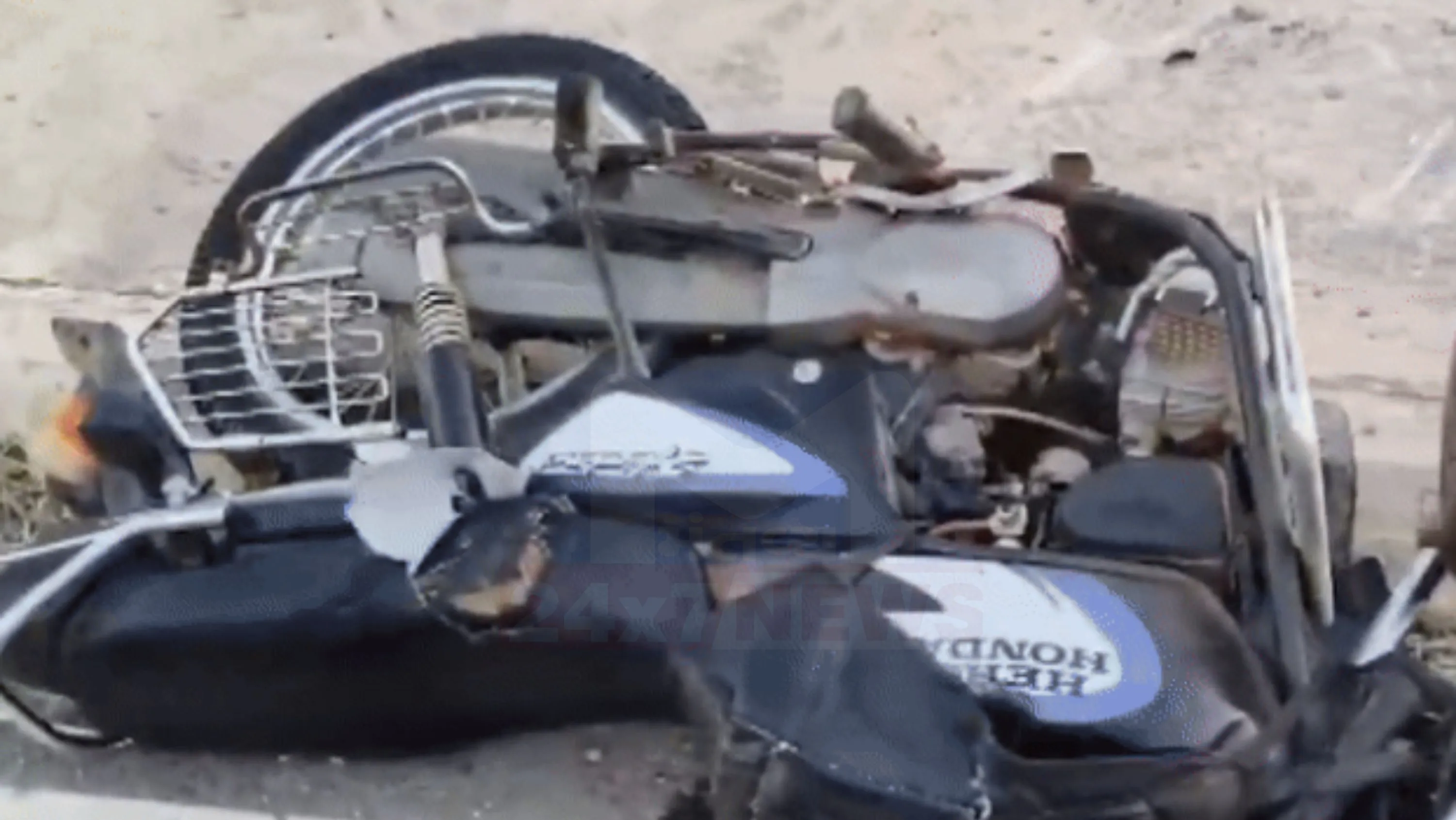 ઓટો રિક્ષા પણ આ સાંકળ અકસ્માત (Car Canter Accident)માં સપડાઈ ગઈ.