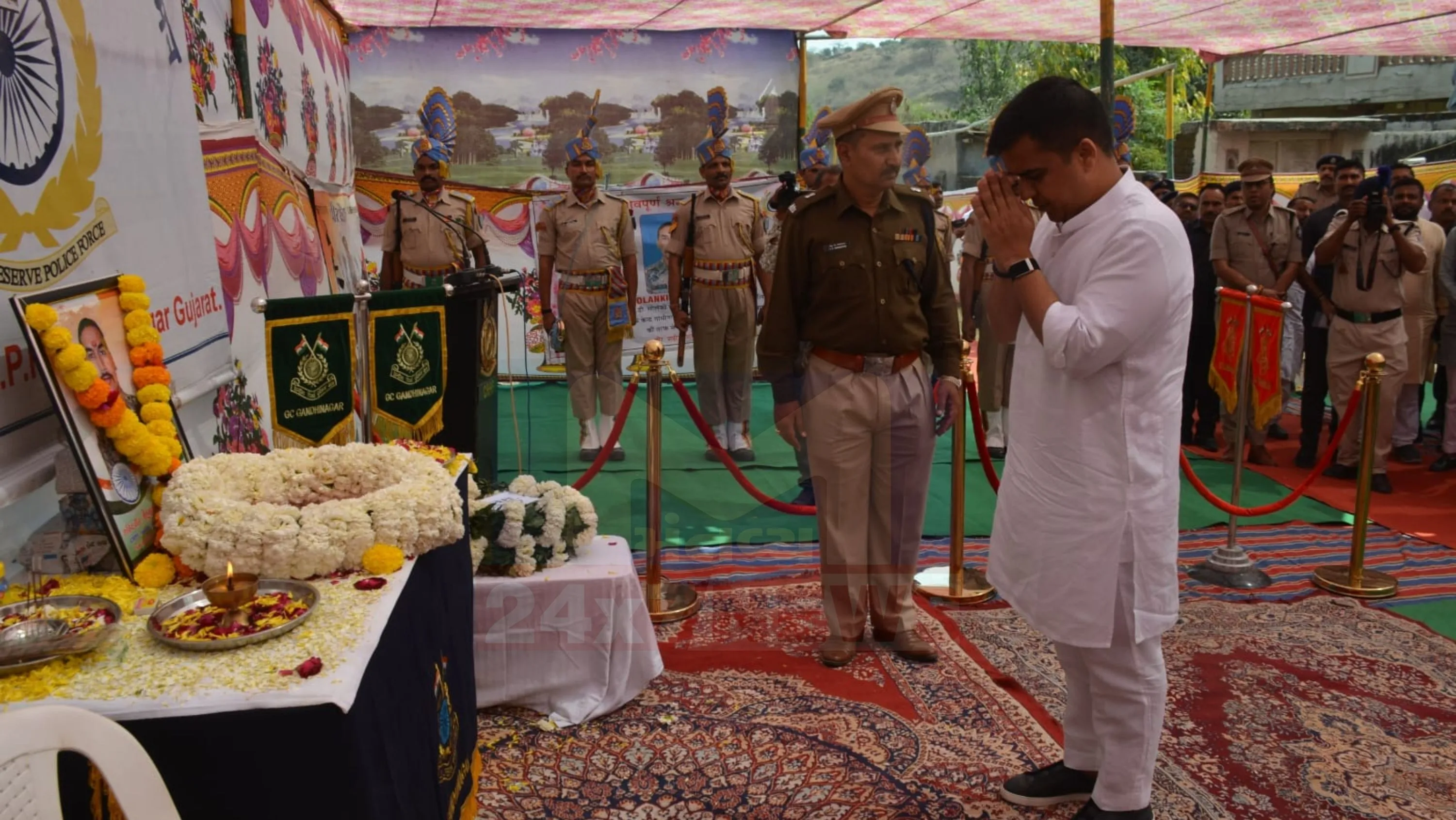 મુઠભેડમાં ગોળી વાગતા શહીદ થયેલ જવાન (Martyred Soldier) મેહુલભાઈ નંદલાલભાઈ સોલંકીને નાયબ મુખ્યમંત્રી  હર્ષભાઈ સંઘવી