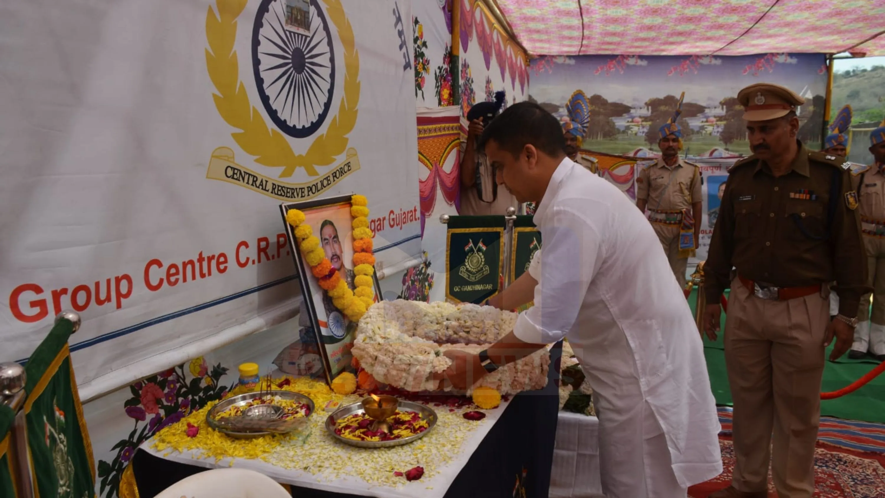 મુઠભેડમાં ગોળી વાગતા શહીદ થયેલ જવાન (Martyred Soldier) મેહુલભાઈ નંદલાલભાઈ સોલંકીને નાયબ મુખ્યમંત્રી  હર્ષભાઈ સંઘવી