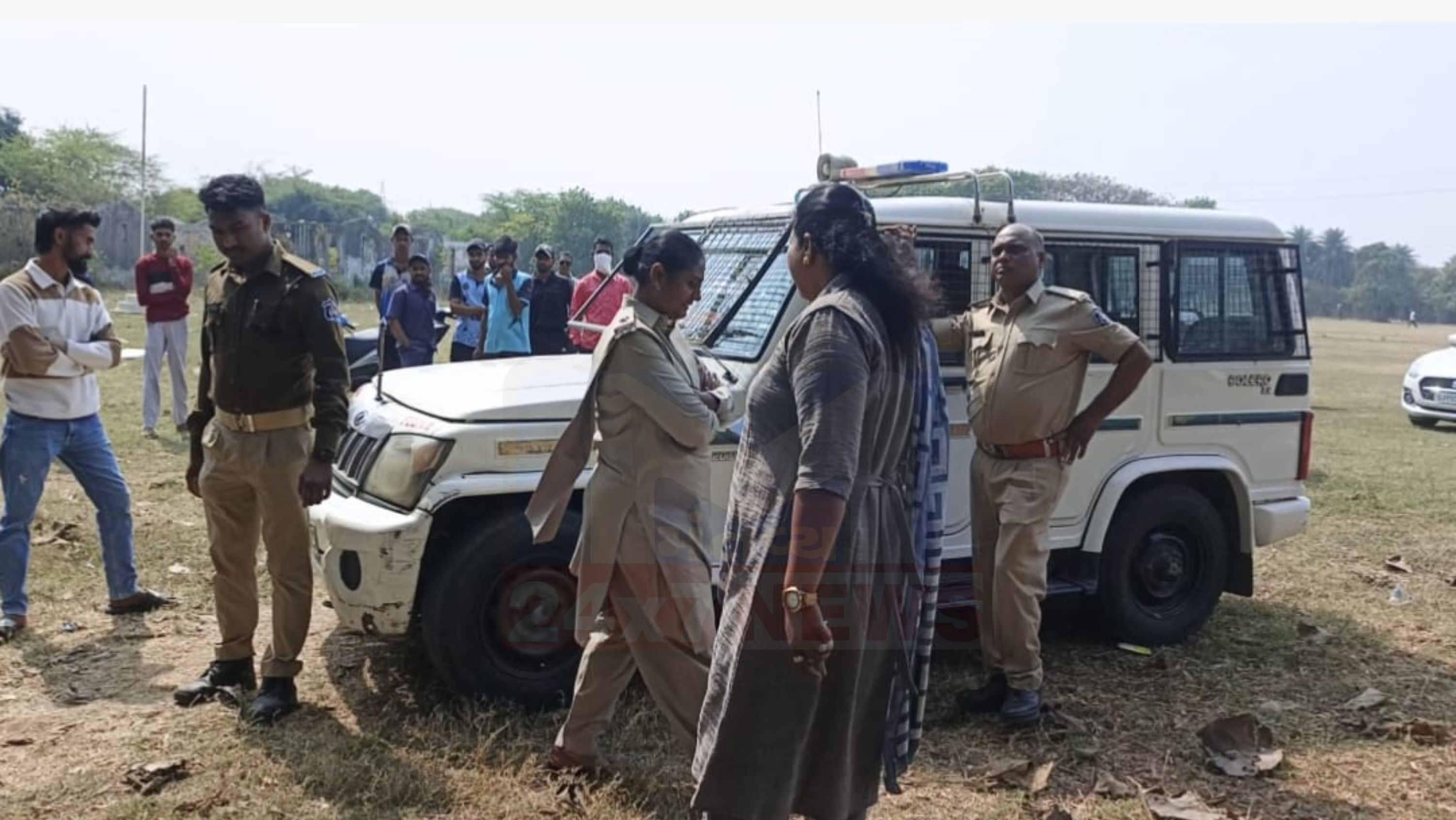 પોલીસ (Valsad Police)જ્યારે પૂરી સાવચેતી સાથે તપાસ કરવા નજીક પહોંચી અને 'શંકાસ્પદ પોટલું' ખોલ્યું, ત્યારે અંદરથી કોઈ બાળક નહીં પણ એક મૃત બિલાડી મળી આવી.