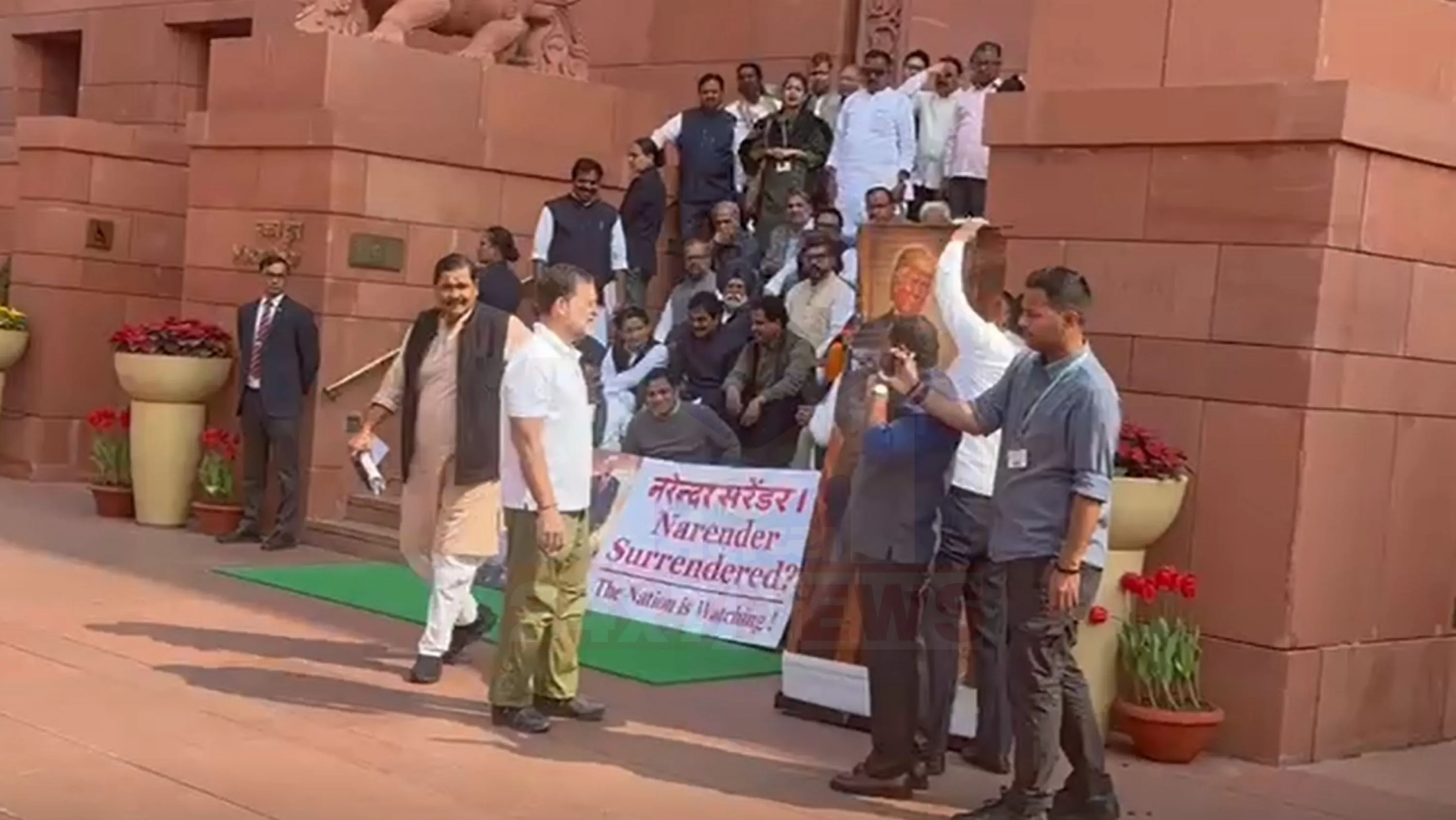 કોંગ્રેસનું કહેવું છે કે સાંસદો (Rahul Gandhi)ના સસ્પેન્શનનો નિર્ણય રાજકીય પ્રેરિત છે અને વિપક્ષની અવાજ દબાવવાનો પ્રયાસ છે.