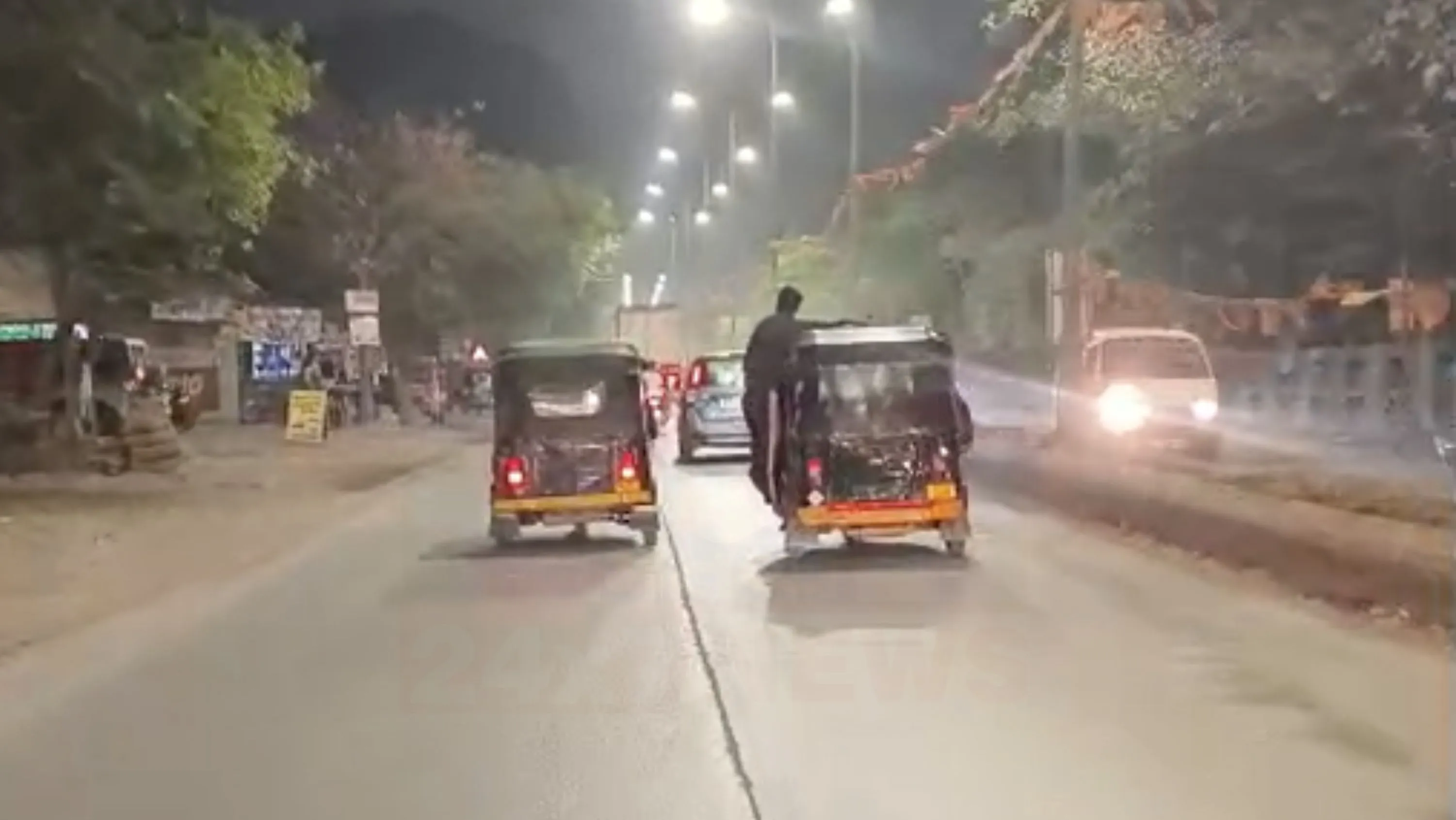 યુવક ચાલતી રિક્ષાની બહાર લટકીને સ્ટંટ કરી  (Risky stunt)રહ્યો છે.